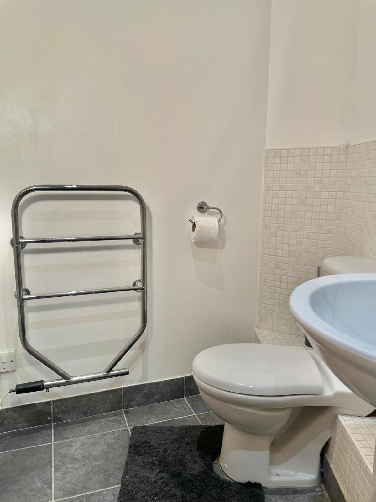 Studio Flat By Brookland Stays Serviced Accommodation Short Lets Leeds With Free Wifi المظهر الخارجي الصورة